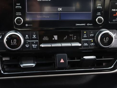 Used 2021 Toyota Highlander XLE AWD/4WD image 32