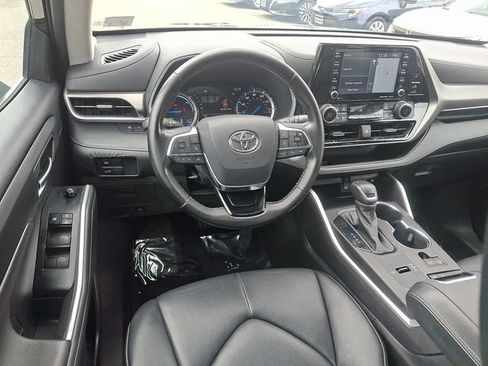Used 2021 Toyota Highlander XLE AWD/4WD image 11