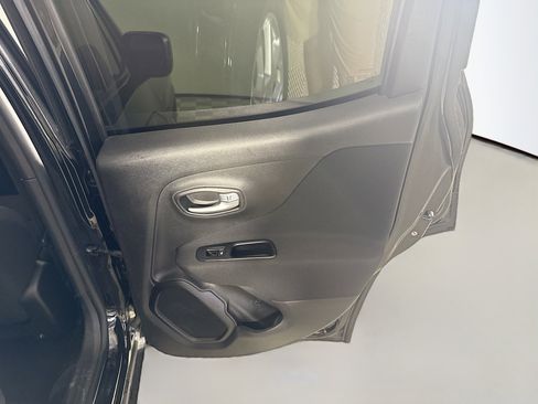 Used 2020 Jeep Renegade Latitude w/ Safety & Security Group II image 28