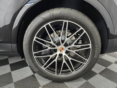 Certified 2025 Porsche Cayenne image 11