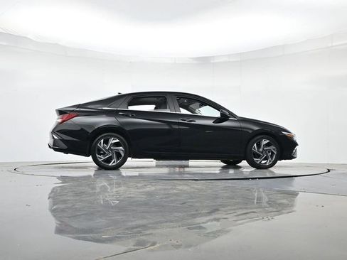 Used 2025 Hyundai Elantra Limited FWD image 30