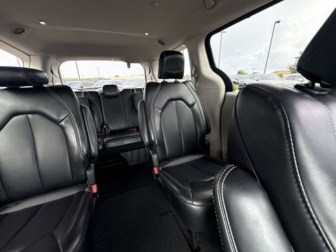 Used 2024 Chrysler Pacifica Touring-L FWD image 14
