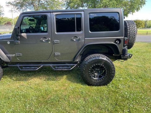 Used 2014 Jeep Wrangler Unlimited Rubicon w/ Connectivity Group AWD/4WD image 38