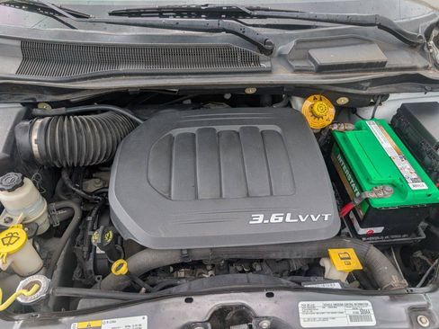 Used 2016 Chrysler Town & Country Touring FWD image 16
