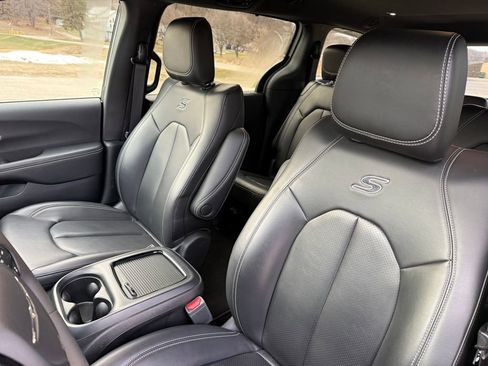 Used 2023 Chrysler Pacifica Touring-L w/ S Appearance Package image 21