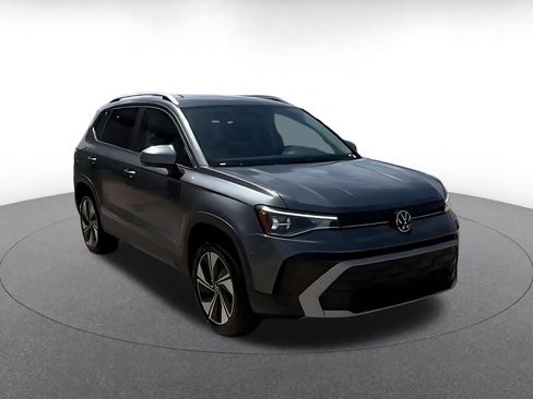 Used 2026 Volkswagen Taos SE AWD/4WD image 3