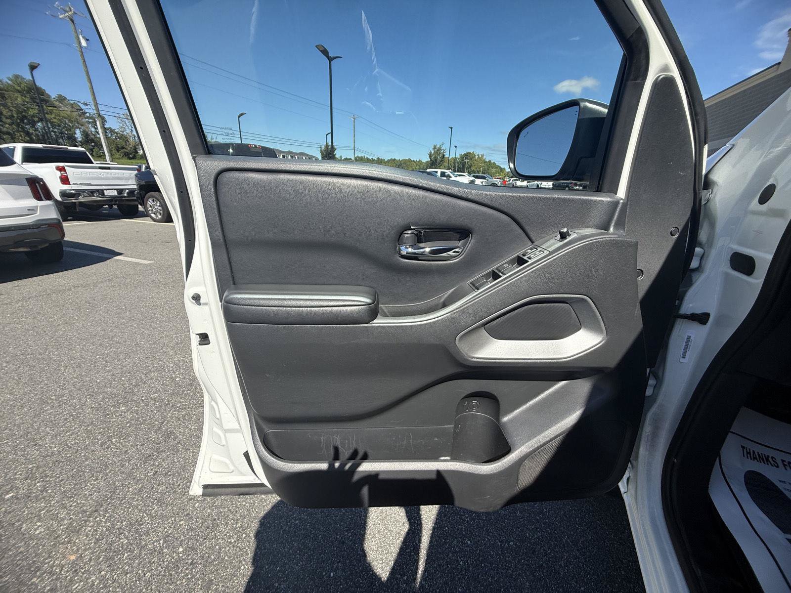 Used 2025 Nissan Frontier SV AWD/4WD image 17