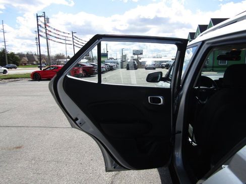 Used 2021 Hyundai Venue SEL w/ Premium Package image 19