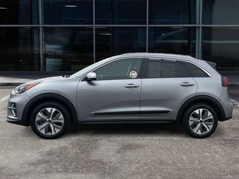Certified 2022 Kia Niro EX FWD image 2
