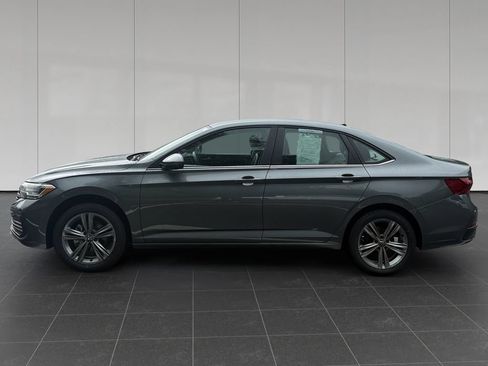 Used 2024 Volkswagen Jetta SE FWD image 2