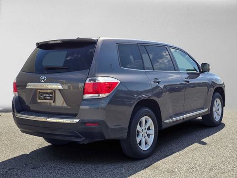 Used 2011 Toyota Highlander 2WD w/ Tow Pkg image 3