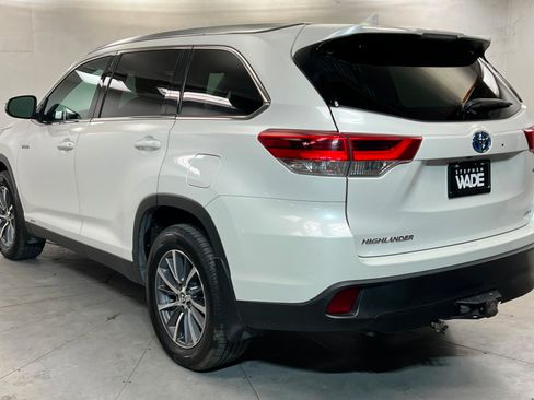 Used 2019 Toyota Highlander XLE AWD/4WD image 3