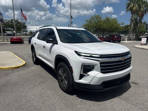 Used 2024 Chevrolet Traverse LT FWD image 3