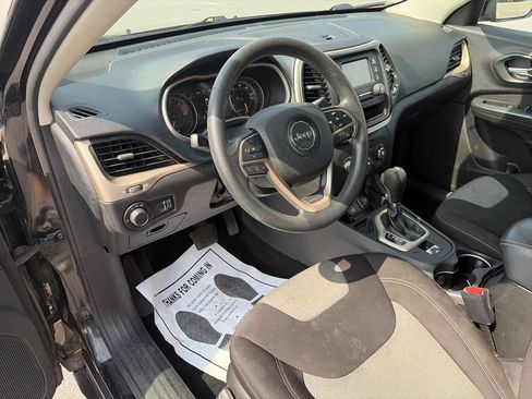 Used 2016 Jeep Cherokee Sport FWD image 11