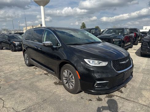 Used 2023 Chrysler Pacifica Limited image 4