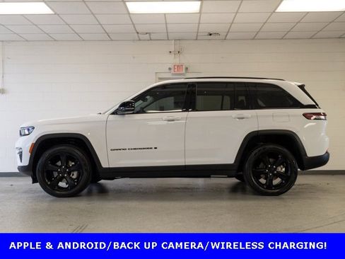Certified 2023 Jeep Grand Cherokee Limited w/ Black Appearance Package image 3