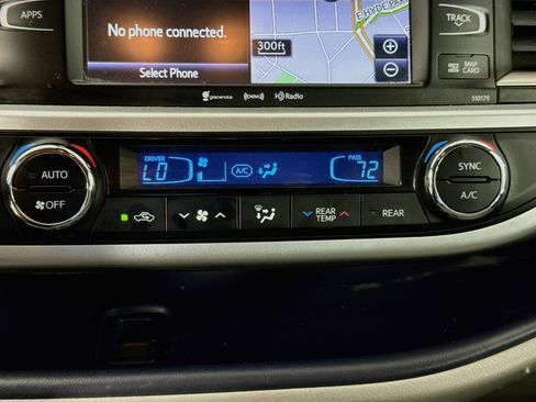 Used 2018 Toyota Highlander XLE FWD image 17
