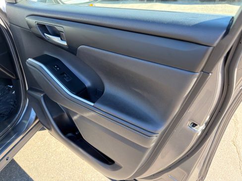 Used 2024 Toyota Highlander LE image 11