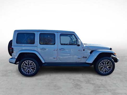 Used 2022 Jeep Wrangler Unlimited Sahara image 6