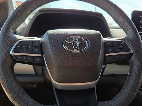 Certified 2023 Toyota Sienna Platinum image 25