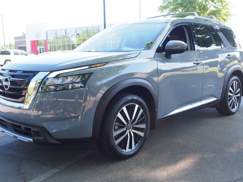 Used 2025 Nissan Pathfinder Platinum FWD image 3