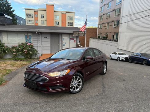 Used 2017 Ford Fusion SE FWD image 1