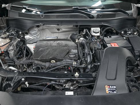 Used 2024 Chevrolet Trax LT w/ Sunroof Package FWD image 11