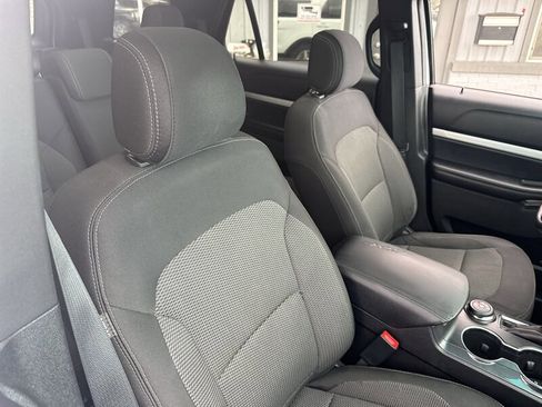Used 2017 Ford Explorer XLT w/ Equipment Group 201A AWD/4WD image 30