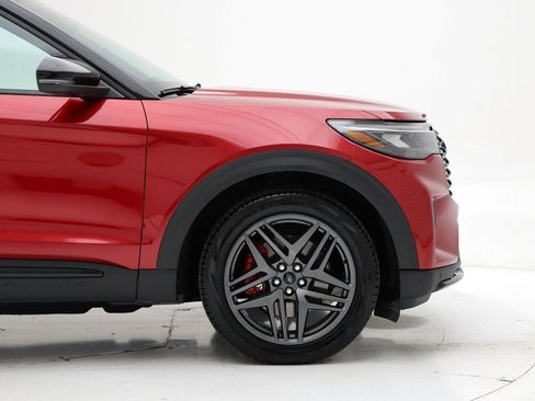 Used 2025 Ford Explorer ST image 3