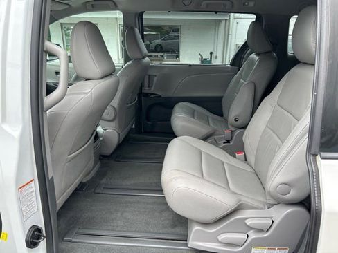 Used 2017 Toyota Sienna XLE Premium image 18
