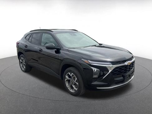 Used 2025 Chevrolet Trax LT FWD image 2