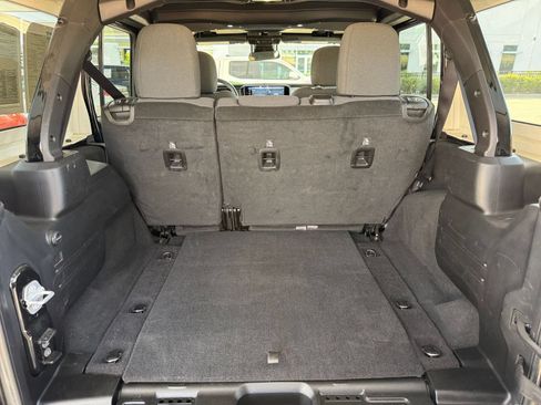 Used 2025 Jeep Wrangler Unlimited Sahara AWD/4WD image 31