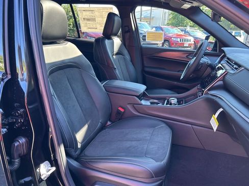 New 2025 Jeep Grand Cherokee Altitude image 40