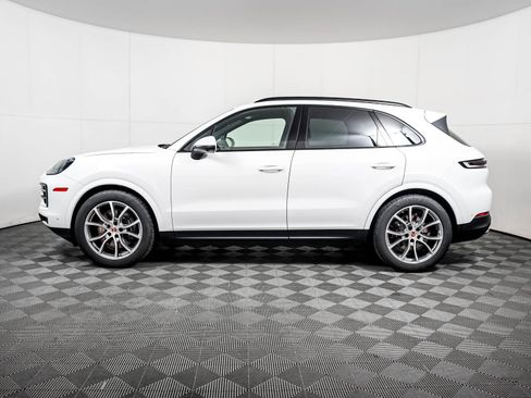 Certified 2025 Porsche Cayenne AWD/4WD image 2