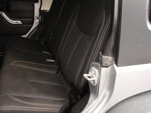 Used 2015 Jeep Wrangler Unlimited Sahara w/ Connectivity Group image 9