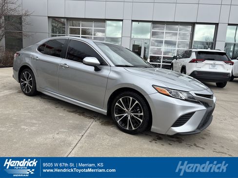 Used 2020 Toyota Camry SE image 1