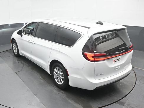 Used 2023 Chrysler Pacifica Touring-L FWD image 37