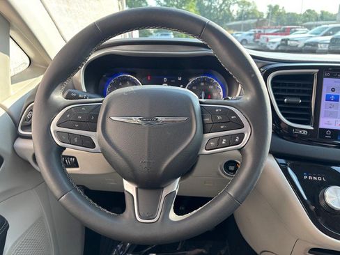 Used 2023 Chrysler Pacifica Touring-L FWD image 16