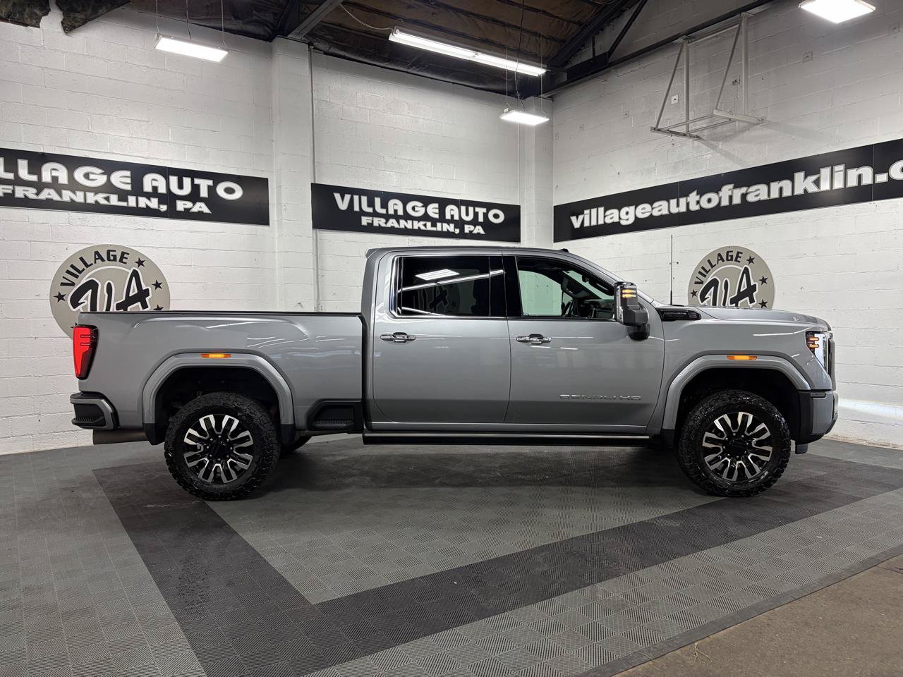 Used 2025 GMC Sierra 3500 Denali Ultimate AWD/4WD image 2