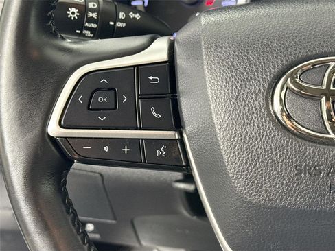Used 2022 Toyota Highlander XLE FWD image 17