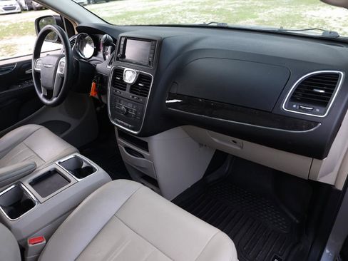 Used 2013 Chrysler Town & Country Touring FWD image 18