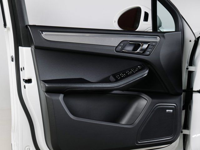 Certified 2026 Porsche Macan AWD/4WD image 29