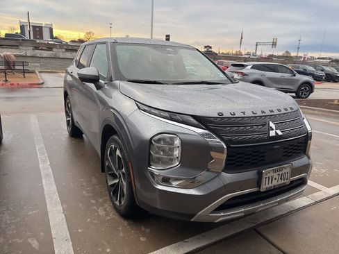 Used 2024 Mitsubishi Outlander SE image 3