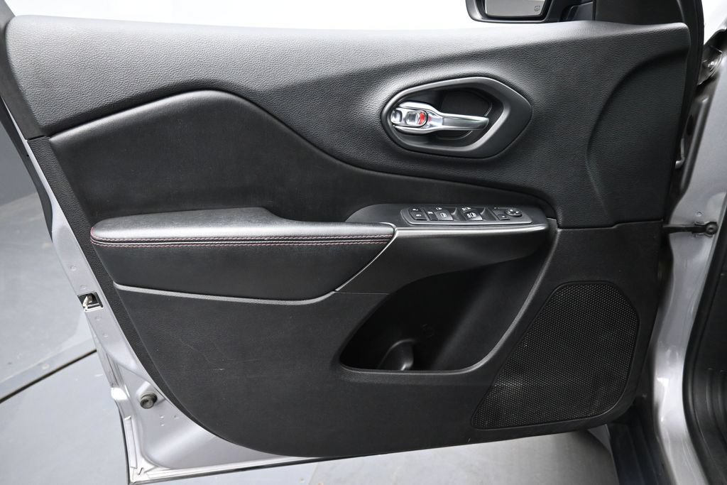 Used 2020 Jeep Cherokee Trailhawk AWD/4WD image 24
