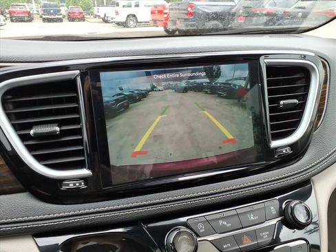 Used 2023 Chrysler Pacifica Limited FWD image 25
