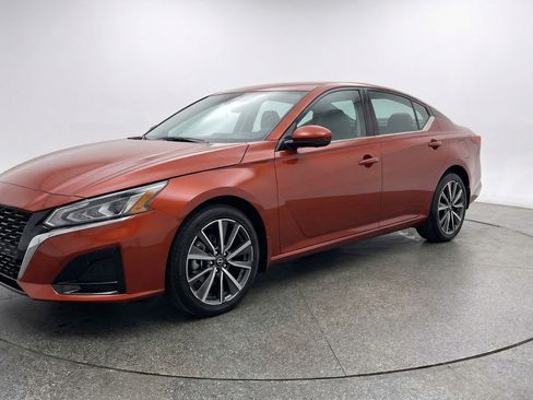 Used 2025 Nissan Altima 2.5 SV image 3