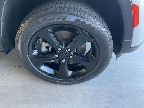 Used 2022 Jeep Grand Cherokee L Laredo image 25