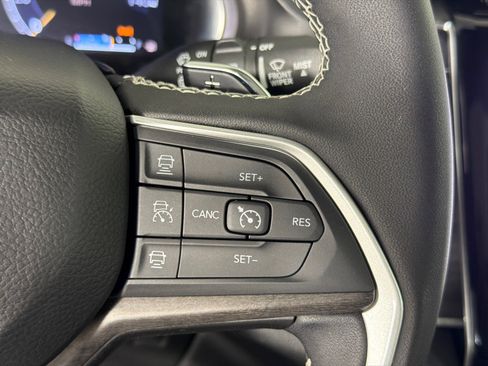 Used 2025 Jeep Grand Cherokee Limited w/ Black Appearance Package AWD/4WD image 28