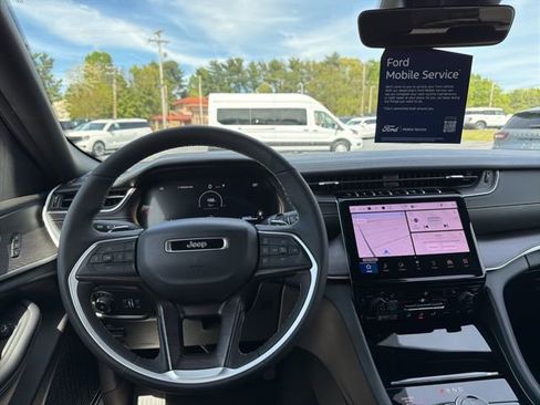 Used 2025 Jeep Grand Cherokee Limited image 27