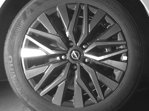 Used 2025 Nissan Altima 2.5 SV FWD image 13